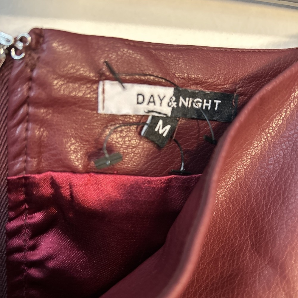 Day And Night Women M Burgundy Faux Leather Mini Skirt Back Zip 6316 - Picture 2 of 6